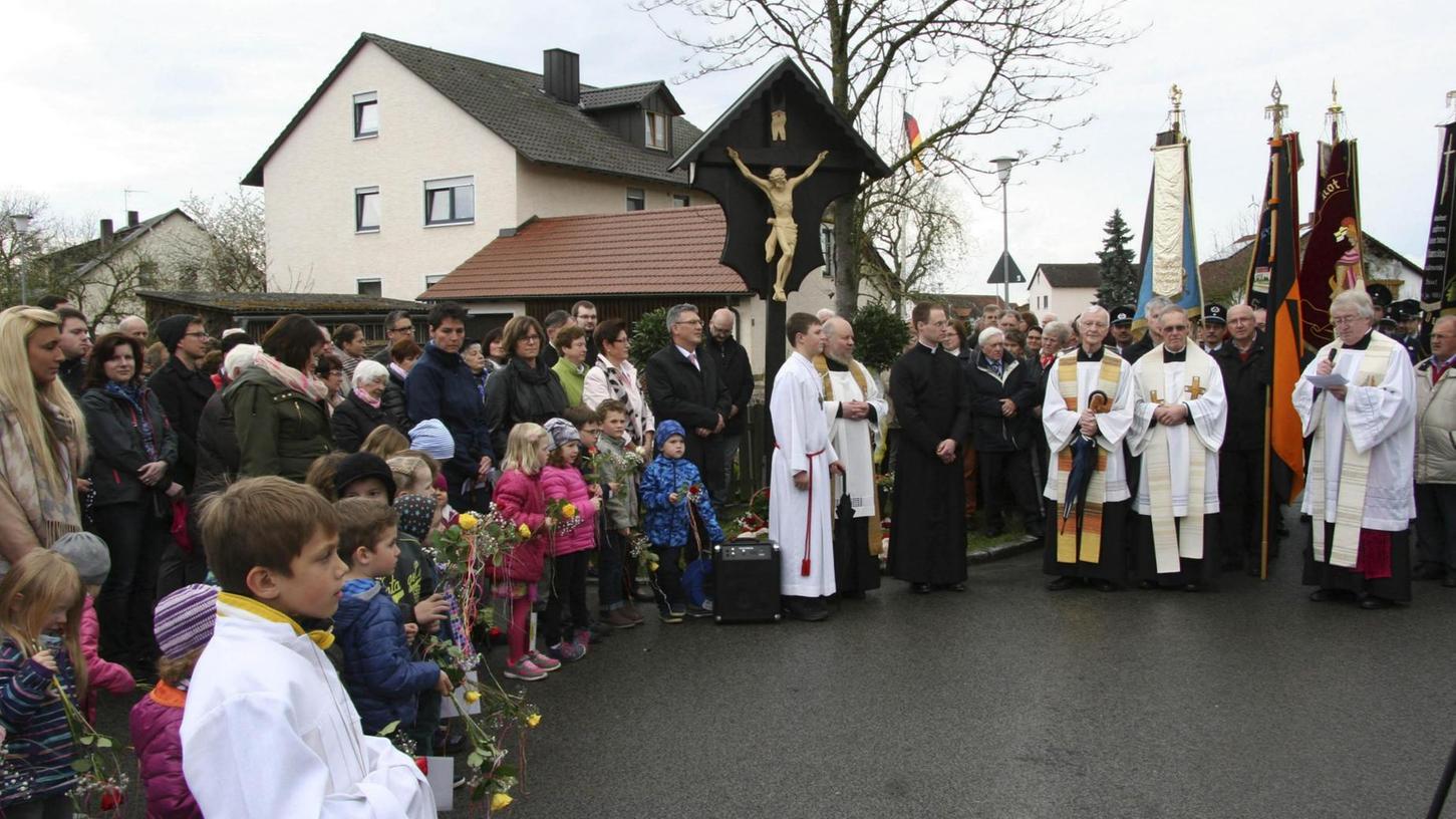 Reichertshofener feiern ihren Neupriester Ulrich Schmidt