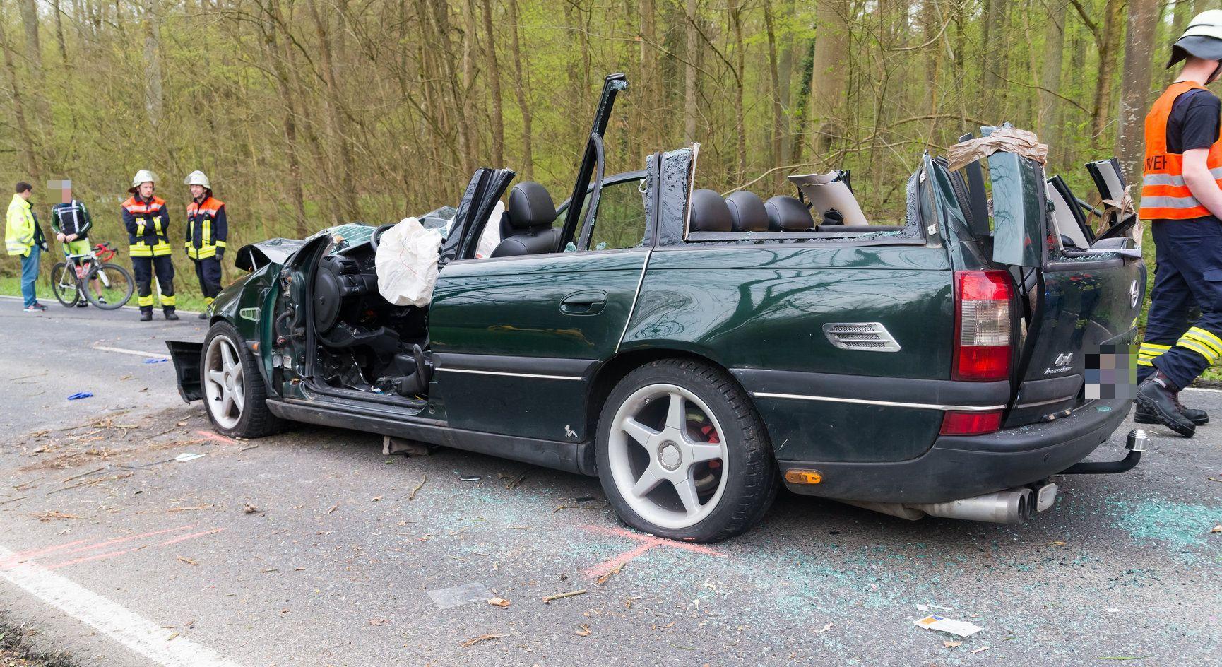 Auto prallte gegen Baum - Weiterer Insasse verstorben