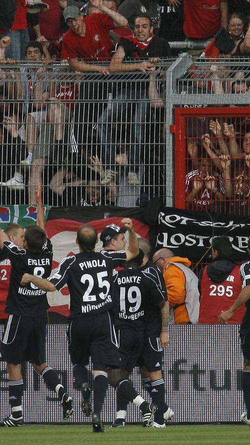 Boakye, Eigler, Boakye: Ende Mai 2009 trat der FCN als Zweitliga-Dritter beim Bundesliga-Sechzehnten FC Energie Cottbus an. Einen in dieser Ausprägung überraschend souveränen 3:0-Auswärtssieg später stand der 1. FC Nürnberg mit einem Bein im Oberhaus des Fußballs. 
