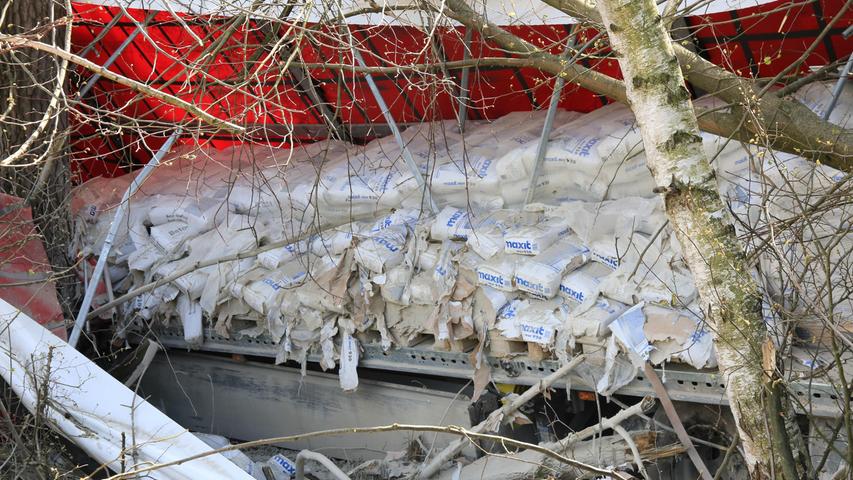 Totalschaden: Zementlaster kracht bei Stadelhofen in Baumgruppe 