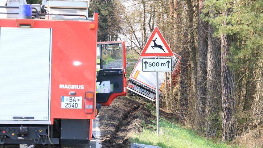 Totalschaden: Zementlaster kracht bei Stadelhofen in Baumgruppe 