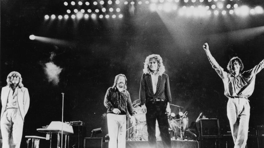 In allen Ranglisten der "besten Gitarren" ist Jimmy Page unter den ersten drei. Immer dicht an seinen Fersen: Eric Clapton. Aber da es hier um Bands und nicht um Solo-Künstler geht und, weil man Eric Clapton für einen zwar genialen, aber auch wahnsinnig öden Gitarristen halten kann, fällt uns die Wahl nicht schwer: Jimi Page ist der Godfather des Gitarrenriffs und Led Zeppelin eine monumentale Band - das Stonehenge des Rock'n'Roll. Stilbildend waren Page, Robert Plant, John Paul Jones und John Bonham nicht nur in musikalischer Hinsicht. Sie etablierten zudem den heute klassischen Rockstar-Lifestyle mit allen Klischees: Groupie-, Hotelzimmer- und Drogenverschleiß, überlebensgroße Shows und viktorianische Schlösser als Privatwohnsitz.