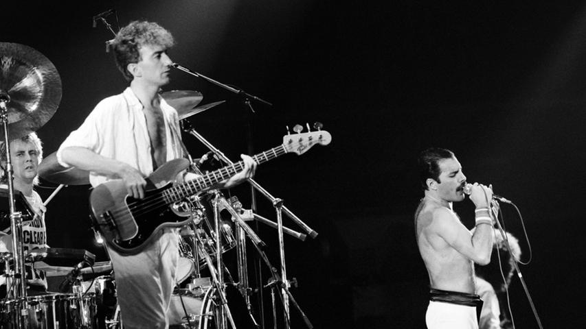 Keine andere Gruppe vollführte den Spagat zwischen Welt- und Kreisklasse so unbeirrbar wie die majestätischte aller Rockbands. Grandiose Hymnen für die Ewigkeit stehen neben völlig verkorksten Ausflügen in zeitgenössischen Eigthies-Dance-Mist. Und dennoch: Der Einfluss, den Queen mit ihrem hybriden Glam-, Prog-, Hard-, Poprock auf die Nachwelt hatten, wird bis heute arg unterschätzt. Unbestritten ist, dass Freddie Mercury einer der großartigsten Sänger aller Zeiten war, der mit seinem Stimmumfang einfach alles stemmen konnte - erst recht simplen Rock'n'Roll . Brian Mays Gitarrenspiel wiederum war in seiner Präzision und Raffinesse ziemlich einzigartig – egal wo, egal wann: Sein Umgang mit den Saiten machte jeden Queen-Song unverkennbar. The Edge von U2 dürfte davon ebenso erweckt worden sein wie heutige Stadion-Kapellen a la Muse. Und ganz nebenbei schlich sich der unscheinbare John Deacon mit "Another One Bites the Dust" dank einer simplen Basslinie ins kollektive Pop-Gedächtnis der Menschheit.