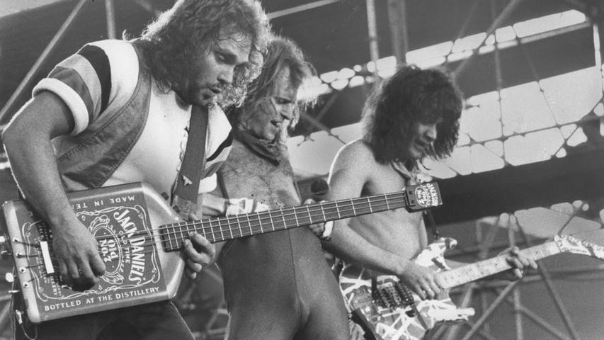 Viele männliche Menschen über 40, die eine Affinität für Rock haben, halten Edward Lodewijk Van Halen für den größten Gitarristen aller Zeiten. Weil ihr "Eddie" mit seinen Tapping-Künsten das Lebensgefühl der Post-Seventies-Generation am besten ausdrückte: Die Eltern waren entweder biedere Schlagerfritzen oder gescheiterte Hippies, deren psychedelisches Gedudel einschläfernd wirkte. Ihre Kinder wollten einfach wieder Spaß haben und hüpfen: "Jump!" Kein Zufall also, dass Marty McFly in "Zurück in die Zukunft" zu einem Van-Halen-Tape greift, um den gehemmten Vater aus seiner Streber-Welt zu reißen.