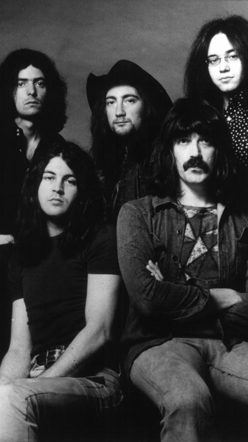 Viele kennen nur einen Deep-Purple-Song. DEN Deep-Purple-Song. Eigentlich schade, weil die Band 1970 mit dem Über-Album "In Rock" ein Manifest und Lehrbuch in Sachen Hardrock veröffentlicht hat. Aber wenn man, dank Gitarrengott Ritchie Blackmore, mit jenem Song DAS Rock-Riff schlechthin erschaffen hat, lässt sich's verkraften. Und jetzt alle: "Smoke on the water...Dö-Dö-Dö, Dö-Dö-Dadö!"