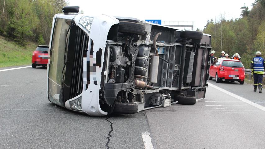 Wohnmobil kippt auf A9 um Hunde konnten gerettet werden Schnaittach