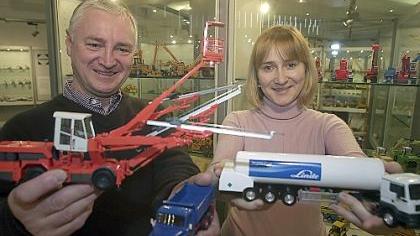 Schaufelbagger und Tieflader für die Vitrine Schaufelbagger und Tieflader für die Vitrine