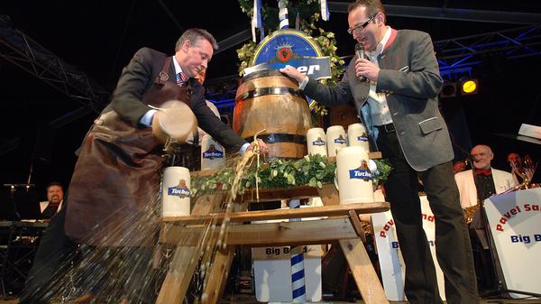 Ozapft is! — wenn der Münchner Oberbürgermeister nach möglichst wenigen Schlägen die magischen Worte spricht, wissen Fernsehzuschauer in aller Welt: Die Wiesn ist wieder gestartet. Angesichts der medienwirksamen Inszenierung des Oktoberfestes wird allerdings vergessen, dass es zwar Zapfhahn heißt, ein Bierfass aber eigentlich angestochen wird. In Franken heißt‘s deshalb traditio nell "Ogstochn is!", doch die oberbayerische Sprachvariante ist mittlerweile auch in unserer Region allgegenwärtig.