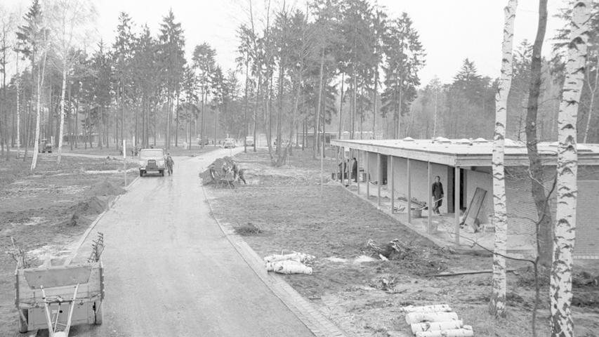 Gepflegte Straßen und Wege führen bald durch das Gelände des neuen Campingplatzes. Gegenwärtig sind die Arbeiter noch dabei, Teer aufzutragen, damit es später einmal nicht staubt.Hier geht es zum Artikel vom 20. April 1966: Zeltdorf am Stadtrand