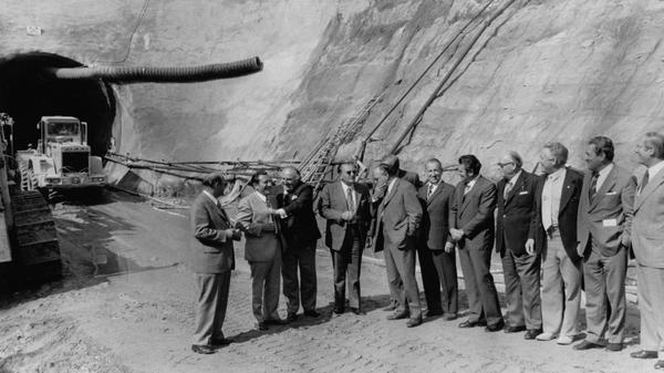 Diese Runde von CSU-Politikern war im September 1973 begeistert von den ersten Probebohrungen für den Brombachsee. Das gewaltige Bauprojekt war auf Initiative von Ernst Lechner am 16. Juli 1970 vom Bayerischen Landtag beschlossen worden.