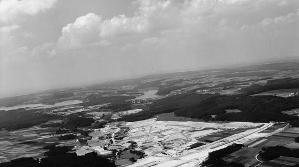 Wo im Sommer gebadet wird, herrscht im Winter frostige Ruhe: Der Brombachspeicher im Januar 1988.
