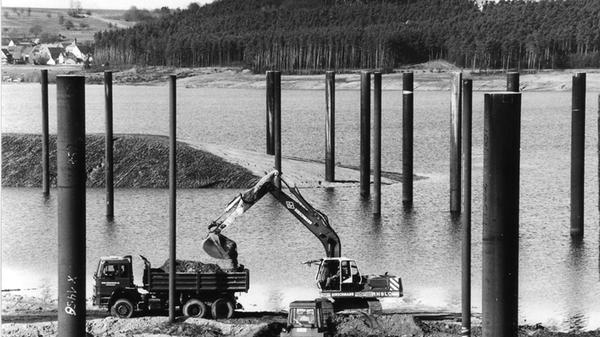 Gewaltige Pfeiler im Brombachsee: Hier entstand später die Hafenanlage Ramsberg.