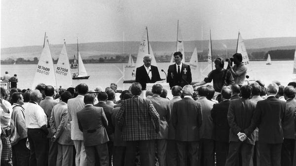 Eine erste offizielle Einweihung fand im August 1986 am Ufer des Sees statt.