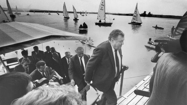 1988 kam das Fränkische Seenland seiner Vollendung ein Stück näher: In Anwesenheit des Ministerpräsidenten wurde der erste Abschnitt des Wasserbauprojekts eingeweiht. Franz Josef Strauß (CSU) sprach von einem "denkwürdigen Ereignis". Tausende von Gästen feierten in Muhr und Absberg mit.
