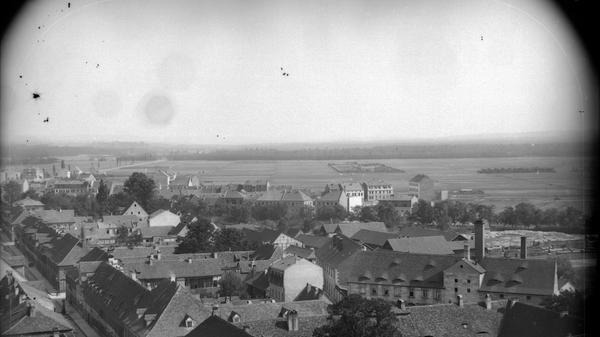 Dies ist eine der ältesten Aufnahmen aus Erlangen auf einem Glasplattennegativ aus dem Jahr 1891. Der Ausblick vom Turn der Neustädter Kirche zeigt auch die Kitzmann Brauerei, die es seit 1712 gibt.