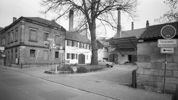 Dieses Foto von 1991 zeigt eine Mälzerei in der Cedernstraße in Erlangen. Hinter dem Baum versteckt sich ein VW Golf I.