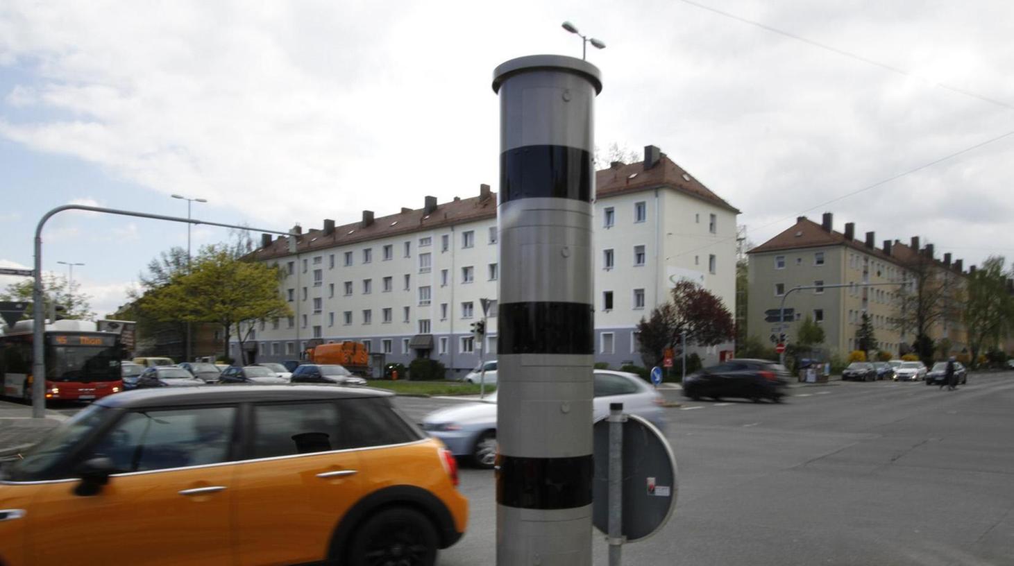 Komplett überwacht: Neue Blitzer-Säule an Schöller-Kreuzung