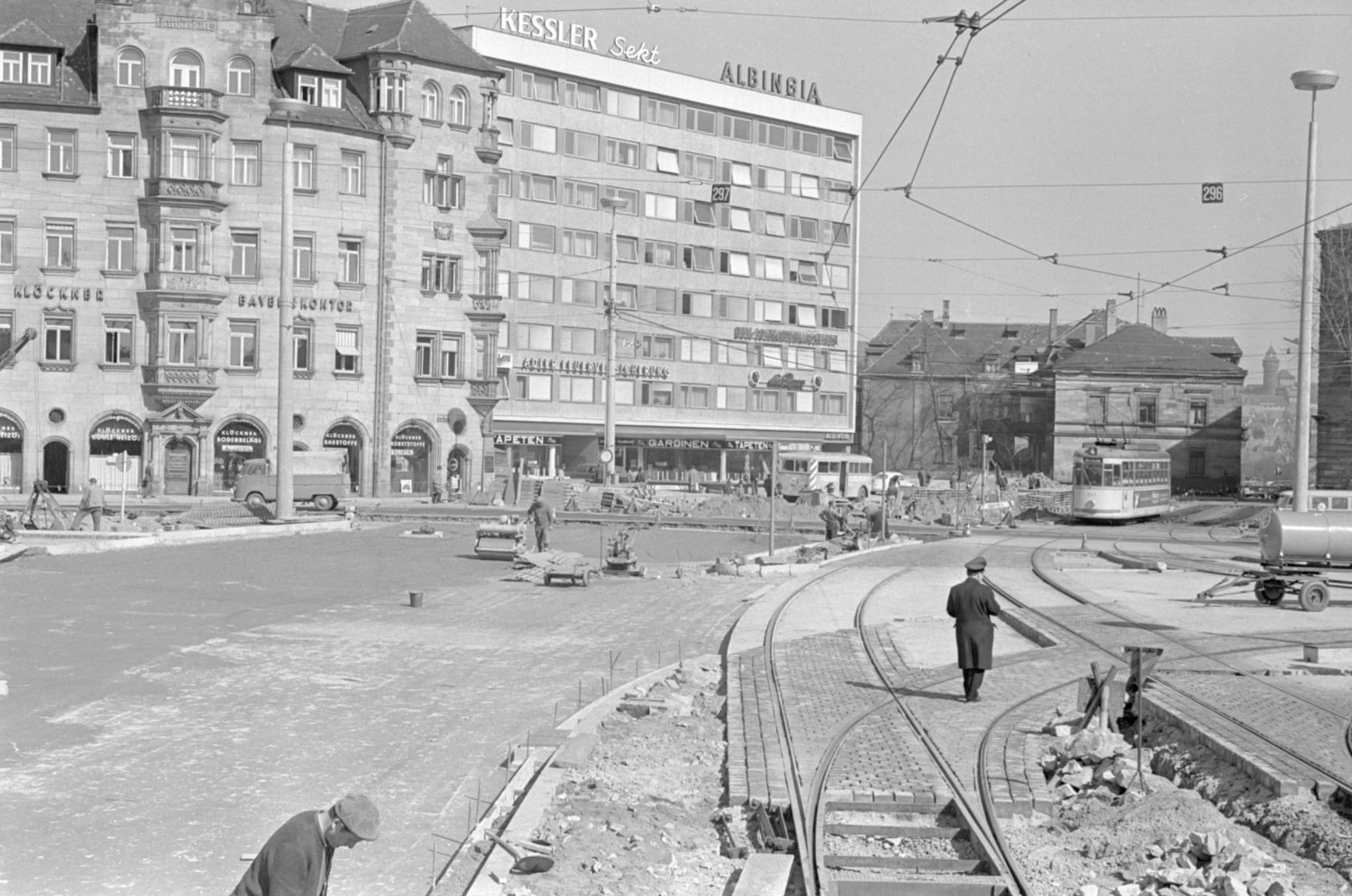 Am 27. Mai 1966 gab die Stadt grünes Licht für die Verbindung des Spittlertorgrabens über die Dennerstraße zur nördlichen Fürther und Rothenburger Straße sowie zum Plärrer. Die Straßenbahnschienen wurden aufwändig verlegt. Im Hintergrund "schmiegt" sich an das altehrwürdige Hansa-Haus ein zweckmäßiger Bürokomplex.