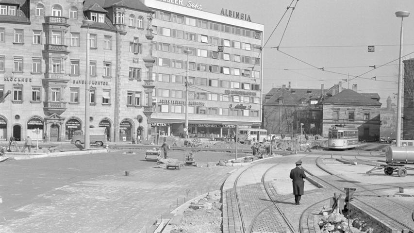 Am 27. Mai 1966 gab die Stadt grünes Licht für die Verbindung des Spittlertorgrabens über die Dennerstraße zur nördlichen Fürther und Rothenburger Straße sowie zum Plärrer. Die Straßenbahnschienen wurden aufwändig verlegt. Im Hintergrund "schmiegt" sich an das altehrwürdige Hansa-Haus ein zweckmäßiger Bürokomplex.