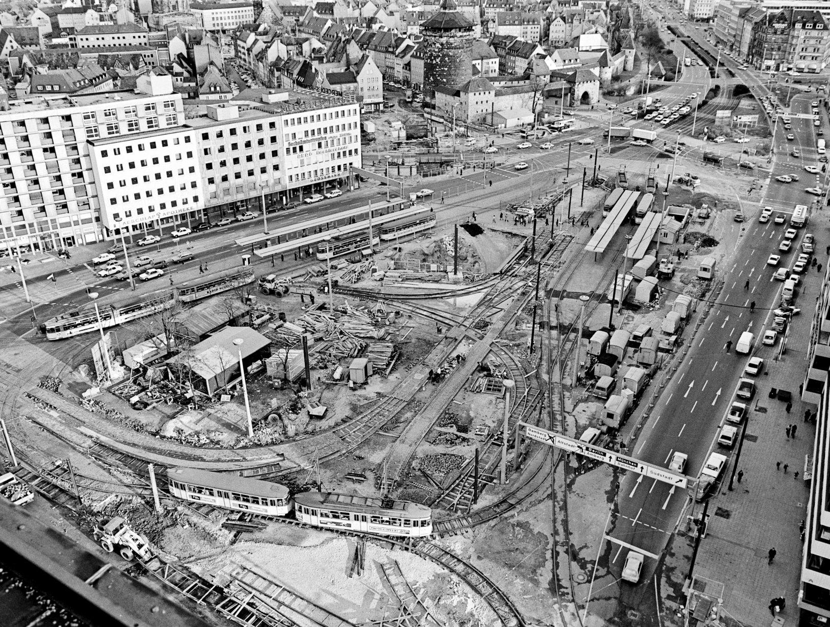 1975 startete der Bau der U-Bahn. Der unterirdische Bau gestaltete den Plärrer auch oberirdisch neu. Für die U-Bahnzugänge musste der Plärrer-Automat 1977 trotz Protesten schließlich weichen.