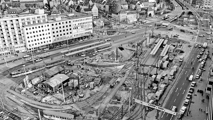 1975 startete der Bau der U-Bahn. Der unterirdische Bau gestaltete den  Plärrer auch oberirdisch neu. Für die U-Bahnzugänge musste der Plärrer-Automat 1977 trotz Protesten schließlich weichen. 