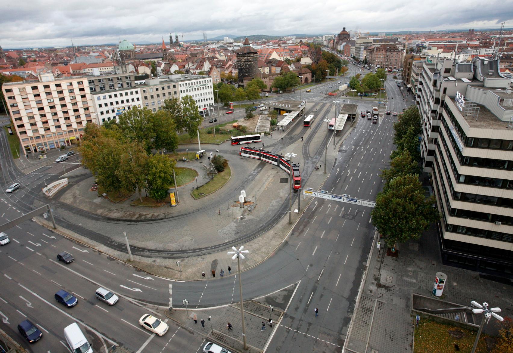 Die runde Form des Platzes ist nach wie vor zu sehen. Unverkennbar ist außerdem der Spittlertor-Turm, der die Zeit scheinbar unbeschadet überdauert hat.
