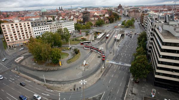 Die runde Form des Platzes ist nach wie vor zu sehen. Unverkennbar ist außerdem der Spittlertor-Turm, der die Zeit scheinbar unbeschadet überdauert hat.