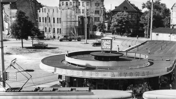Der Plärrer wurde umgestaltet, damit er seiner Aufgabe als große Drehscheibe des Verkehrs besser gerecht wurde. Ein Gebäude an der Fürther Straße - bereits das zweite - musste weichen.