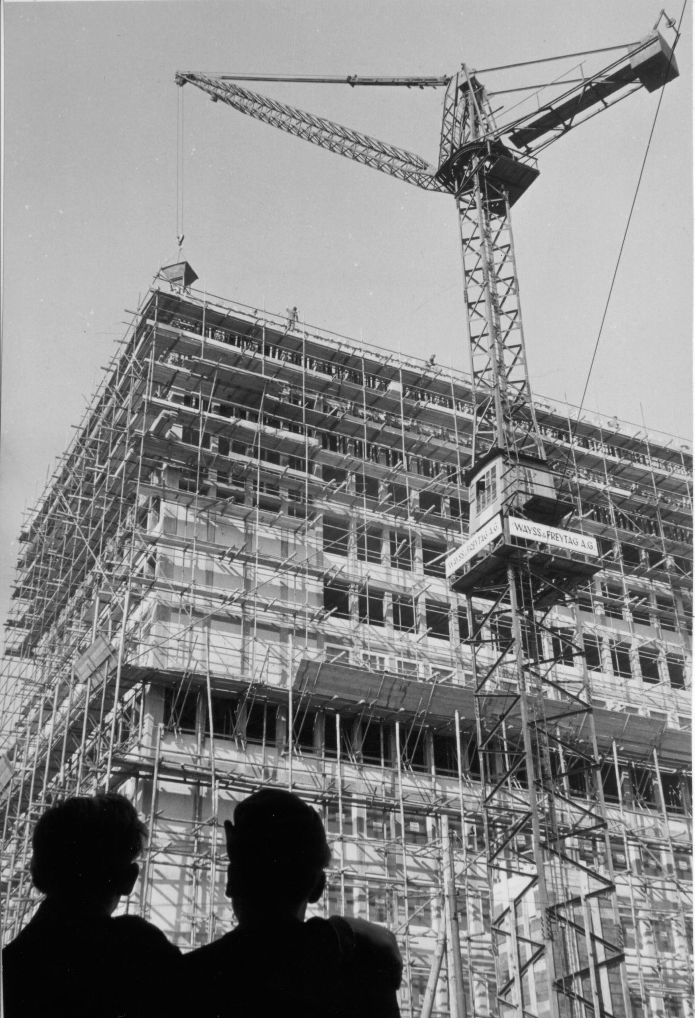 15 Stockwerke hoch ist das Plärrer-Hochhaus. Den Abschluss bildete ein Dachgeschoss mit Dachterrasse.