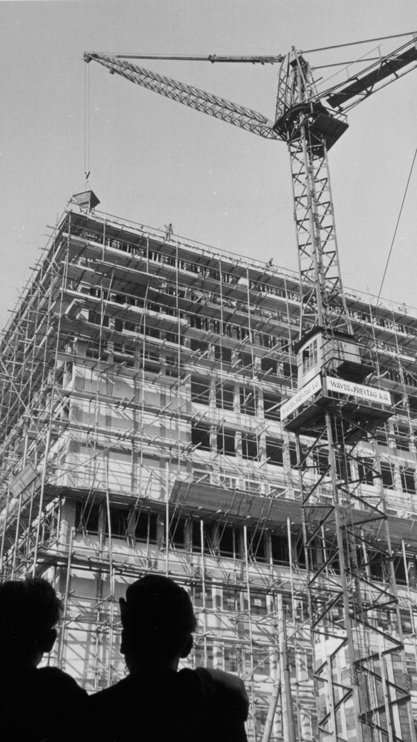 15 Stockwerke hoch ist das Plärrer-Hochhaus. Den Abschluss bildete ein Dachgeschoss mit Dachterrasse.