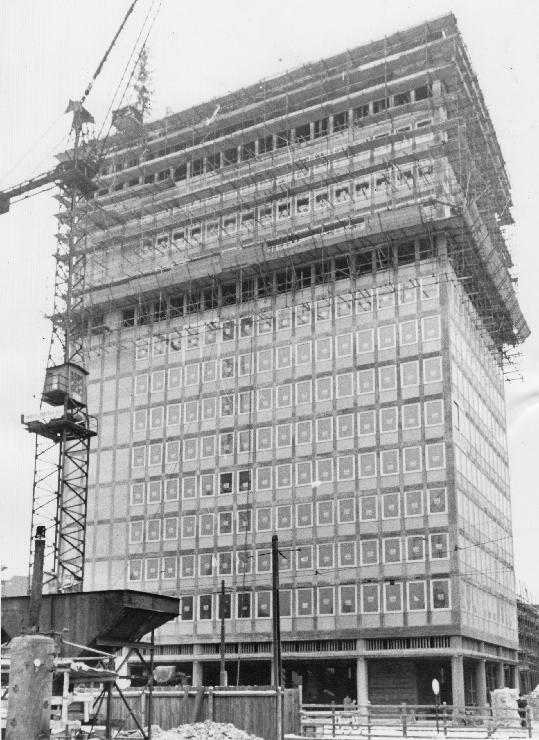 Besser bekannt ist das Gebäude als Plärrer-Hochhaus. Es wurde in den Jahren 1952 und 1953 erbaut und ist seitdem nicht mehr vom Plärrer wegzudenken. Nach acht Monaten stand der Rohbau. Es war das damals mit 55 Metern höchstes Bauwerk Bayerns.
