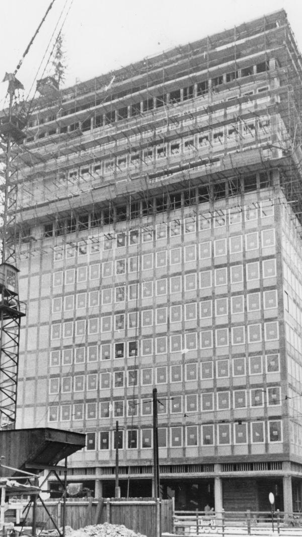 Besser bekannt ist das Gebäude als Plärrer-Hochhaus. Es wurde in den Jahren 1952 und 1953 erbaut und ist seitdem nicht mehr vom Plärrer wegzudenken. Nach acht Monaten stand der Rohbau. Es war das damals mit 55 Metern höchstes Bauwerk Bayerns.