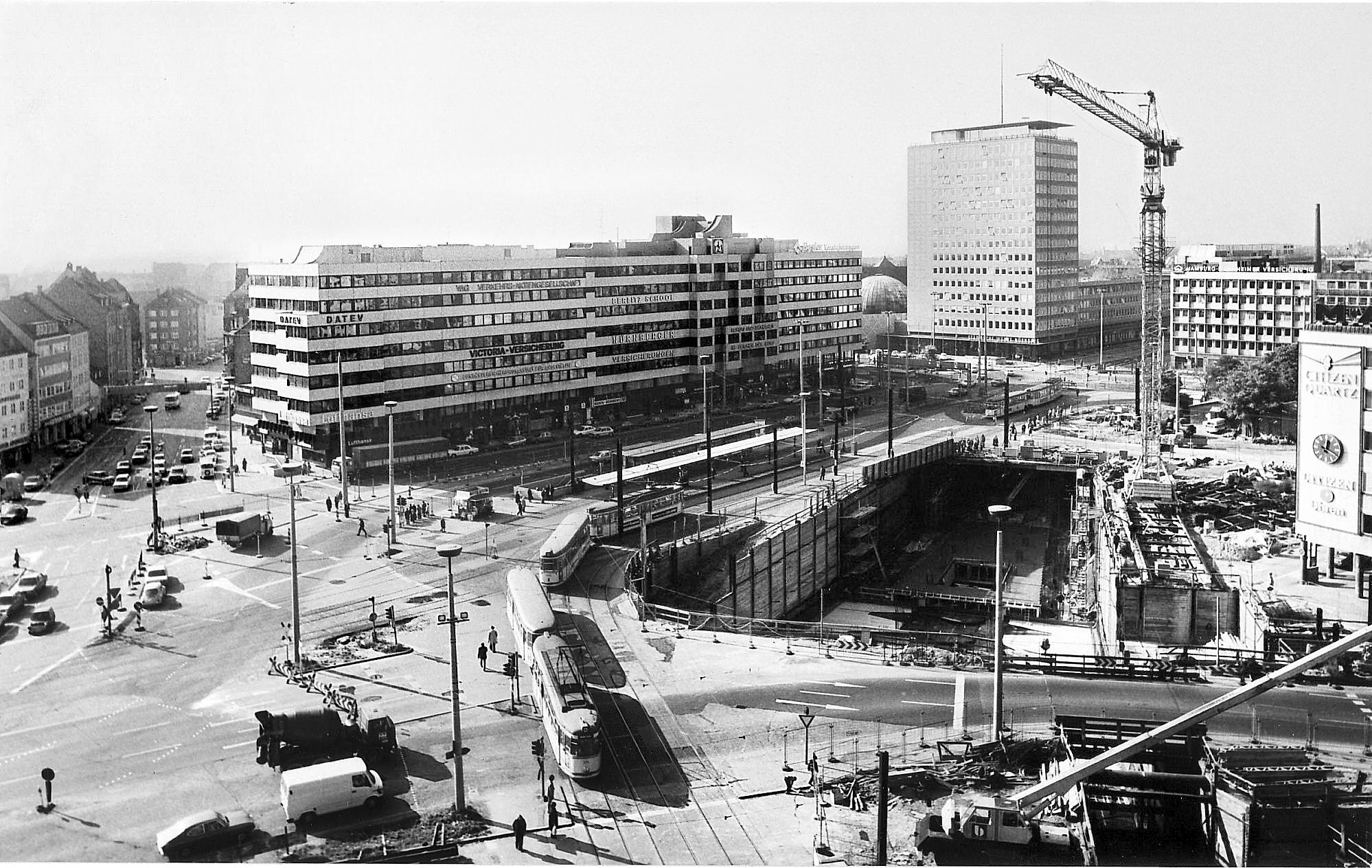 Riesige Dimension der U-Bahn-Tunnel: Angelegt auf drei Ebenen erweiterte sich der Plärrer unter der Erde zum Umsteigebahnhof. Die Baugrube gibt einen Eindruck von dem großen Eingriff.
