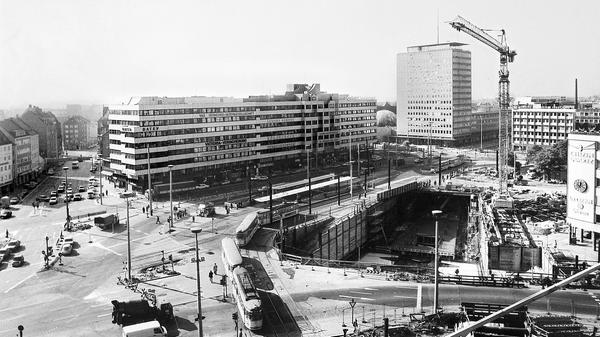 Riesige Dimension der U-Bahn-Tunnel: Angelegt auf drei Ebenen erweiterte sich der Plärrer unter der Erde zum Umsteigebahnhof. Die Baugrube gibt einen Eindruck von dem großen Eingriff.