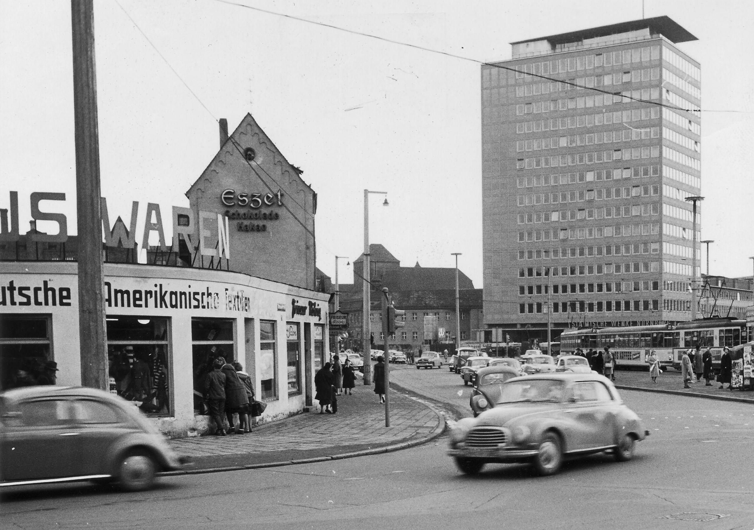 In den 60ern fuhren die Autos auf ihrem Weg von Fürth in Richtung Nürnberger Innenstadt noch scharfe Kurven. Eine neue Straße gab es erst, nachdem das dreistöckige Haus (im Bild links) abgerissen wurde.