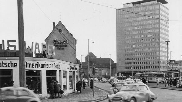 In den 60ern fuhren die Autos auf ihrem Weg von Fürth in Richtung Nürnberger Innenstadt noch scharfe Kurven. Eine neue Straße gab es erst, nachdem das dreistöckige Haus (im Bild links) abgerissen wurde.