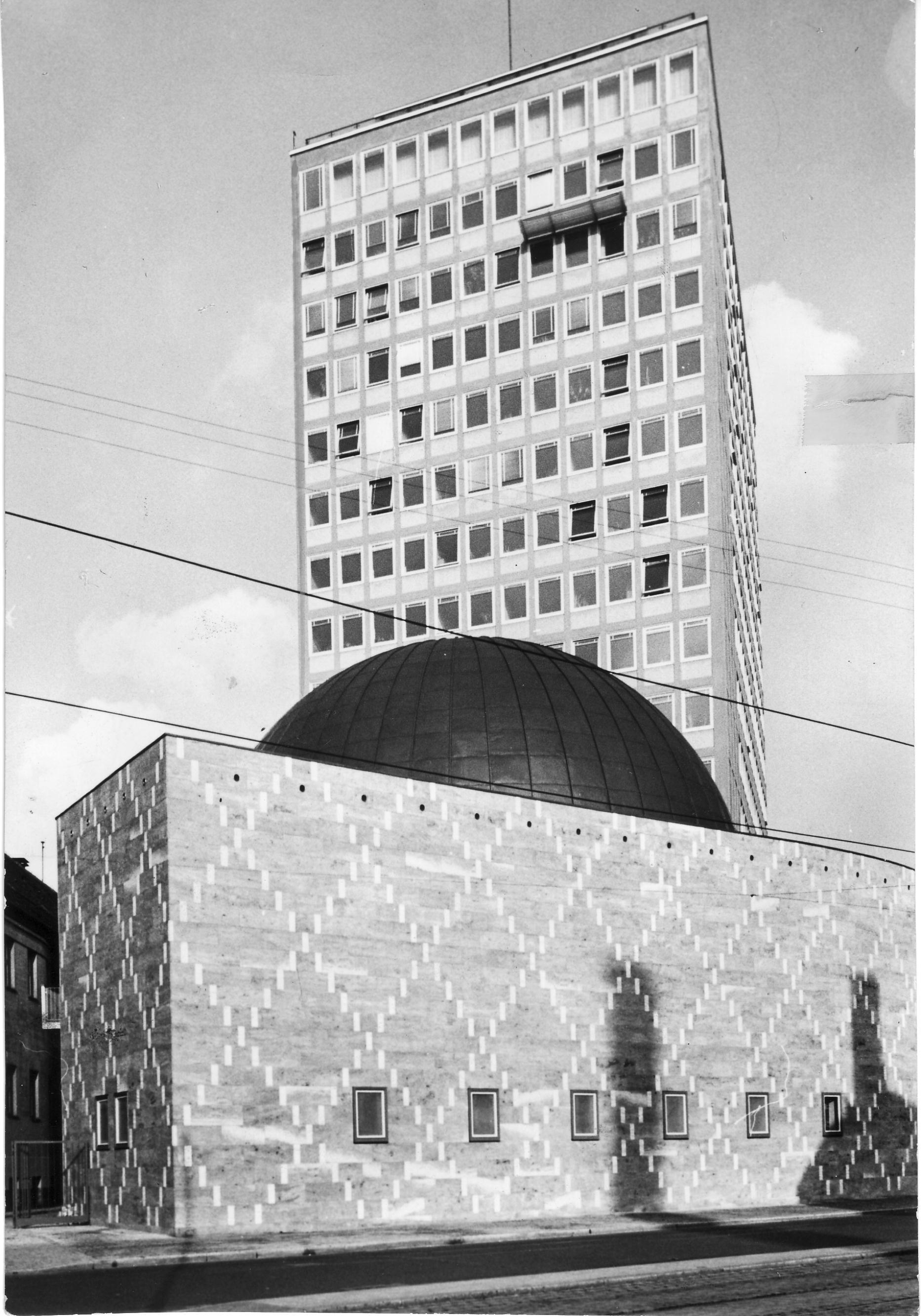 Damals war das Planetarium ein Ort für Sternenkunde mit modernster Ausstattung. Nürnberg besaß somit das erste Bildungsinstitut für Astronomie in Deutschland nach dem Krieg.