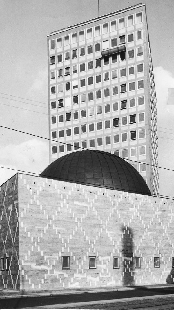 Damals war das Planetarium ein Ort für Sternenkunde mit modernster Ausstattung. Nürnberg besaß somit das erste Bildungsinstitut für Astronomie in Deutschland nach dem Krieg.