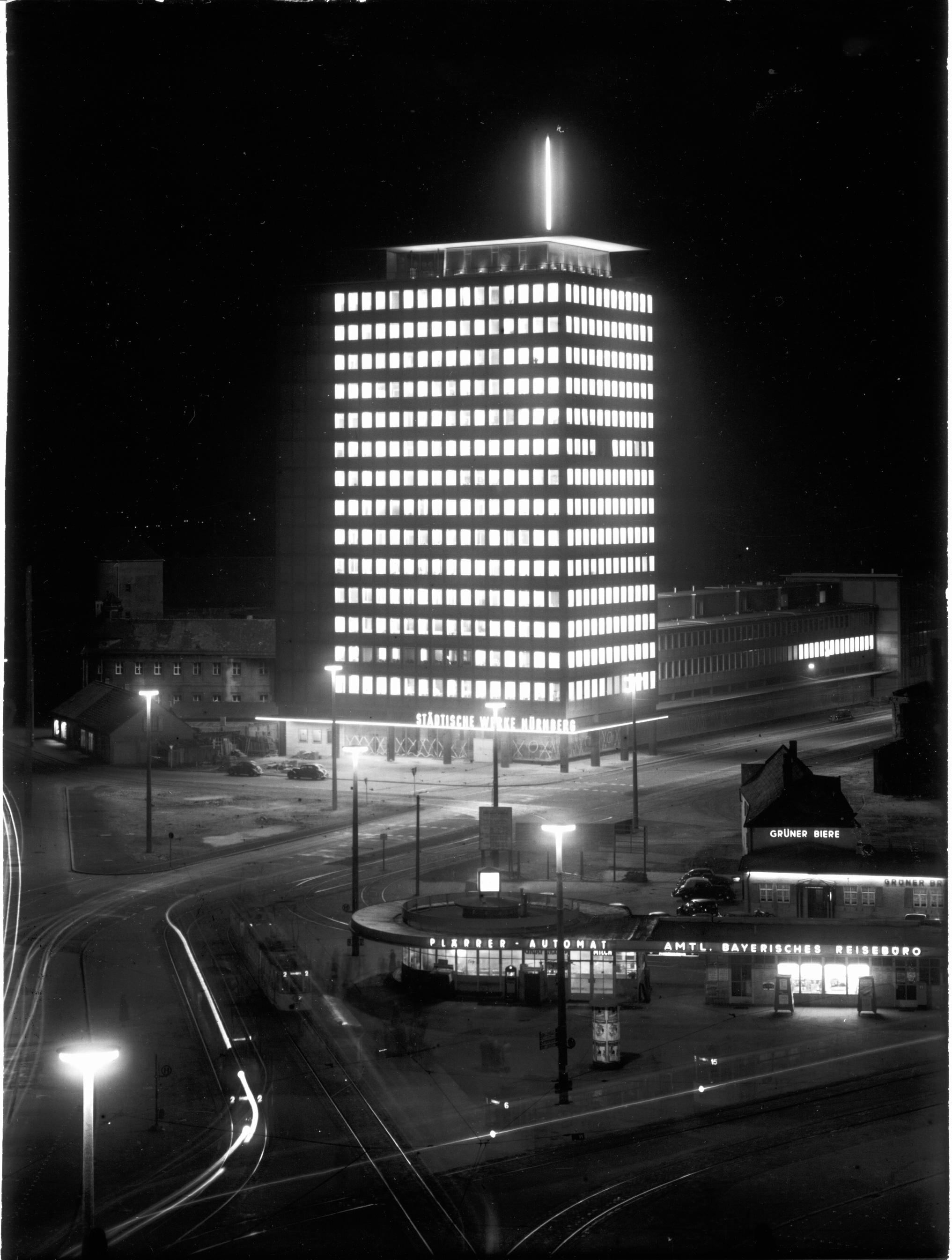 Das Hochhaus der Stadtwerke in den fünfziger Jahren bei Nacht: Es galt damals als Symbol für den Wiederaufbau nach dem Krieg.