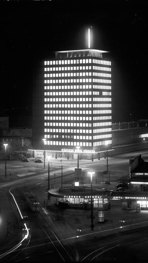 Das Hochhaus der Stadtwerke in den fünfziger Jahren bei Nacht: Es galt damals als Symbol für den Wiederaufbau nach dem Krieg. 