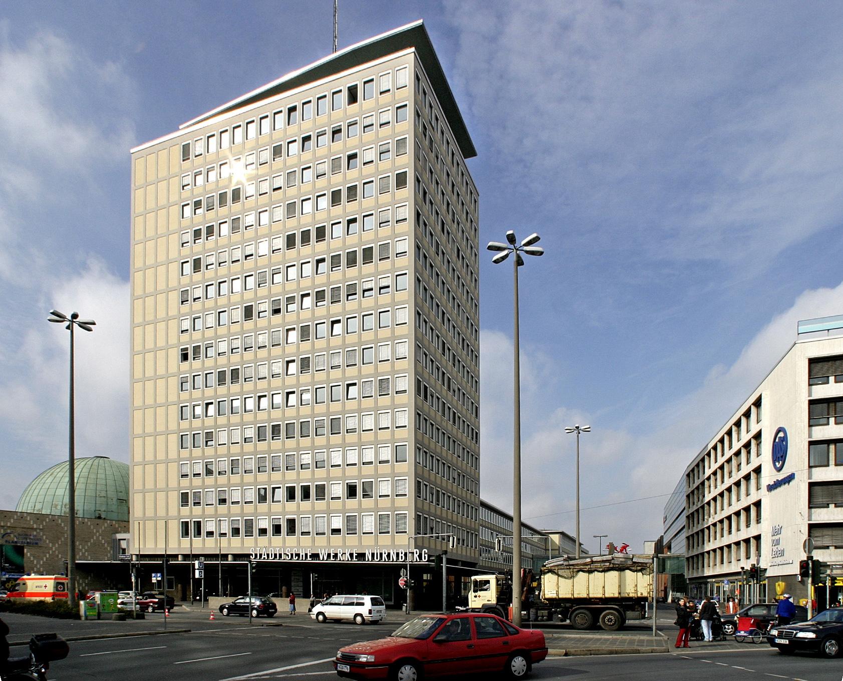 Prägend und markant: Einst als größtes Gebäude in Bayern errichtet, sieht das Hochhaus der Stadtwerke nach über 50 Jahren noch genau so aus. Ab Mai 2016 bekommt das Gebäude eine Schönheitskur.