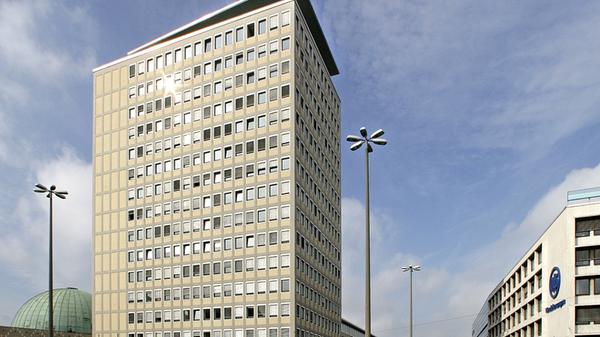Prägend und markant: Einst als größtes Gebäude in Bayern errichtet, sieht das Hochhaus der Stadtwerke nach über 50 Jahren noch genau so aus. Ab Mai 2016 bekommt das Gebäude eine Schönheitskur.