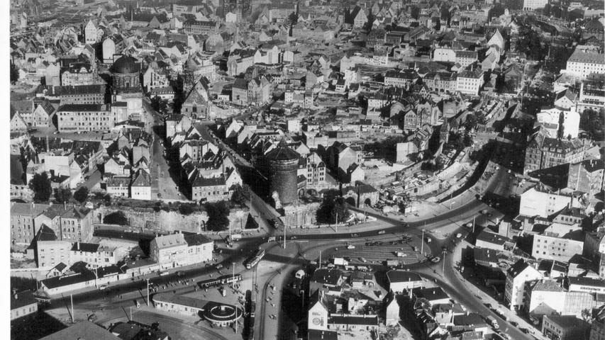 In den Nachkriegsjahren wurde der Platz, wie so viele Ecken Nürnbergs, in mühevoller Arbeit wieder hergerichtet. Hier ist der  Plärrer 1953 mit Blick auf das Jakobsviertel zu sehen. Vorne links steht bereits das Gebäude der Stadtwerke.