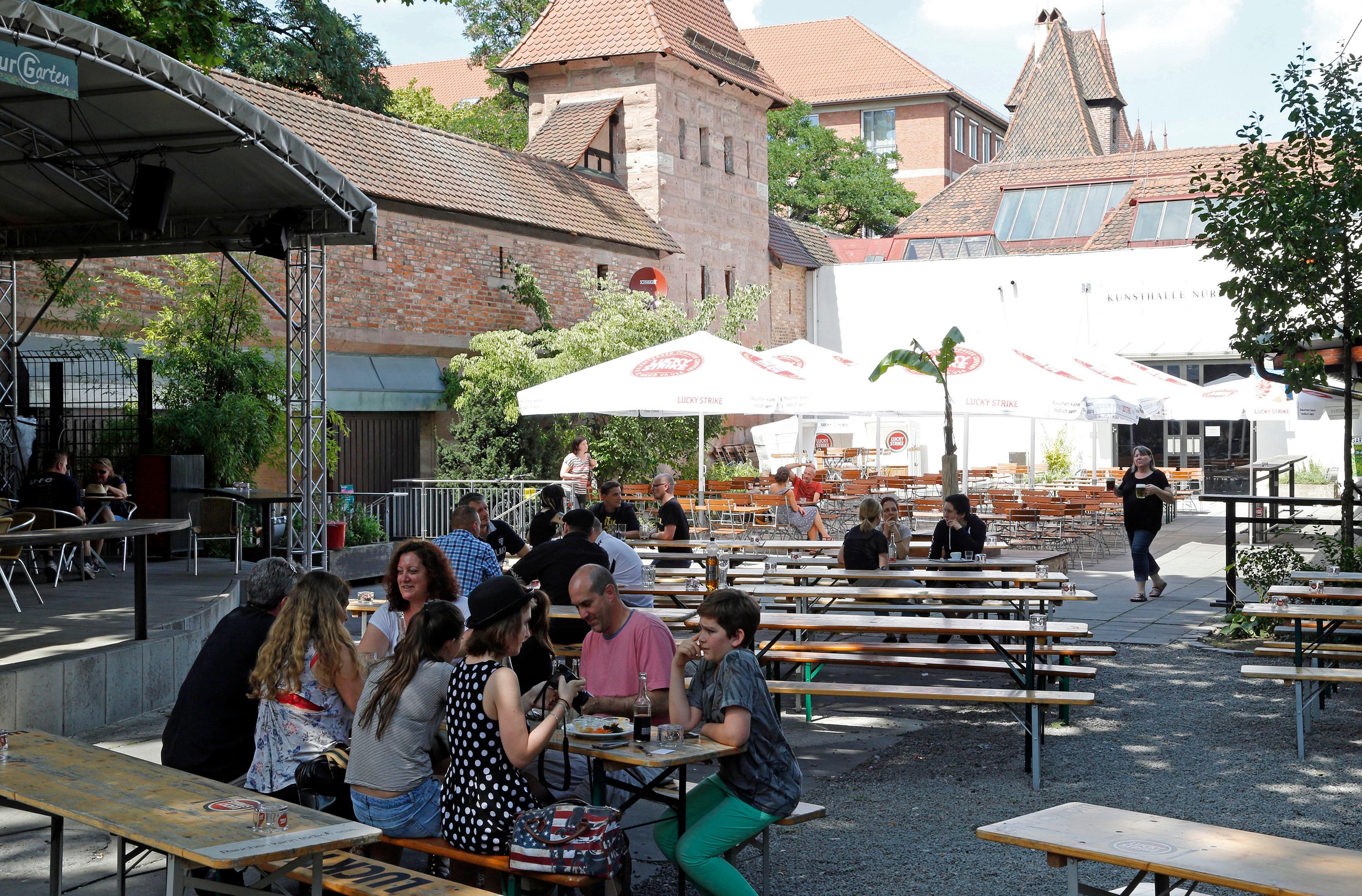 Direkt an der Stadtmauer sitzen und dennoch in aller Ruhe sein Seidla trinken - willkommen im KulturGarten des K4, dem ganz besonderen Refugium in der Innenstadt! Dank Selbstbedienungstheke kommt der hungrige Gast schnell an sein Essen, die 5 verschieden Biere kommen allesamt von kleinen Brauereien aus der Region. Und wer es etwas gediegener mag und im Schatten entspannen möchte, der kann sich in den Wehrgang setzen: Von hier hat man den besten Überblick.
