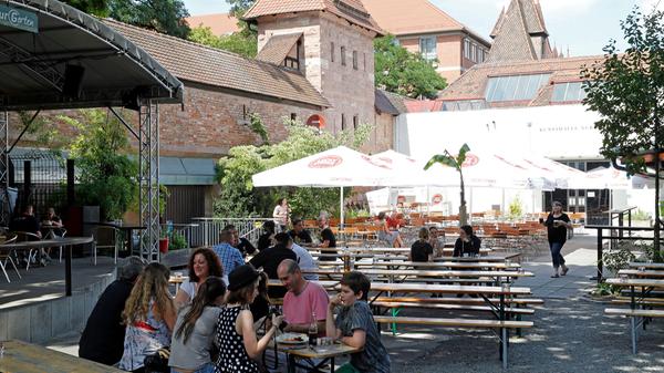 Direkt an der Stadtmauer sitzen und dennoch in aller Ruhe sein Seidla trinken - willkommen im KulturGarten des K4, dem ganz besonderen Refugium in der Innenstadt! Dank Selbstbedienungstheke kommt der hungrige Gast schnell an sein Essen, die 5 verschieden Biere kommen allesamt von kleinen Brauereien aus der Region. Und wer es etwas gediegener mag und im Schatten entspannen möchte, der kann sich in den Wehrgang setzen: Von hier hat man den besten Überblick.