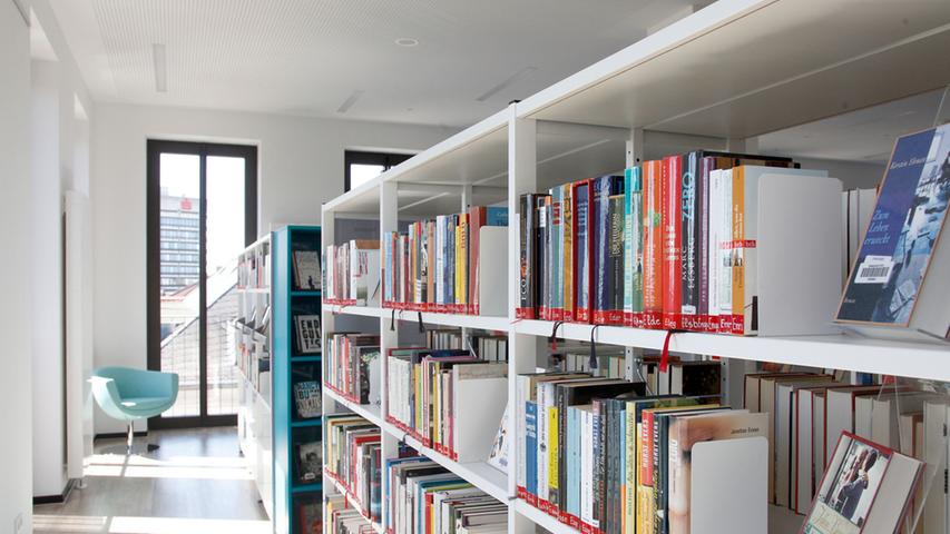 Der Großteil der Bücher steht eine Etage tiefer, im dritten Stock des Eckgebäudes von Fürths Neuer Mitte.