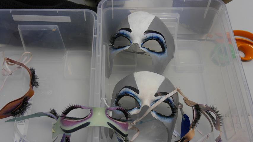 Die sehr bunten Augenpartien der Monster-Schüler werden nicht vor jedem Auftritt neu geschminkt - dafür gibt es Masken.