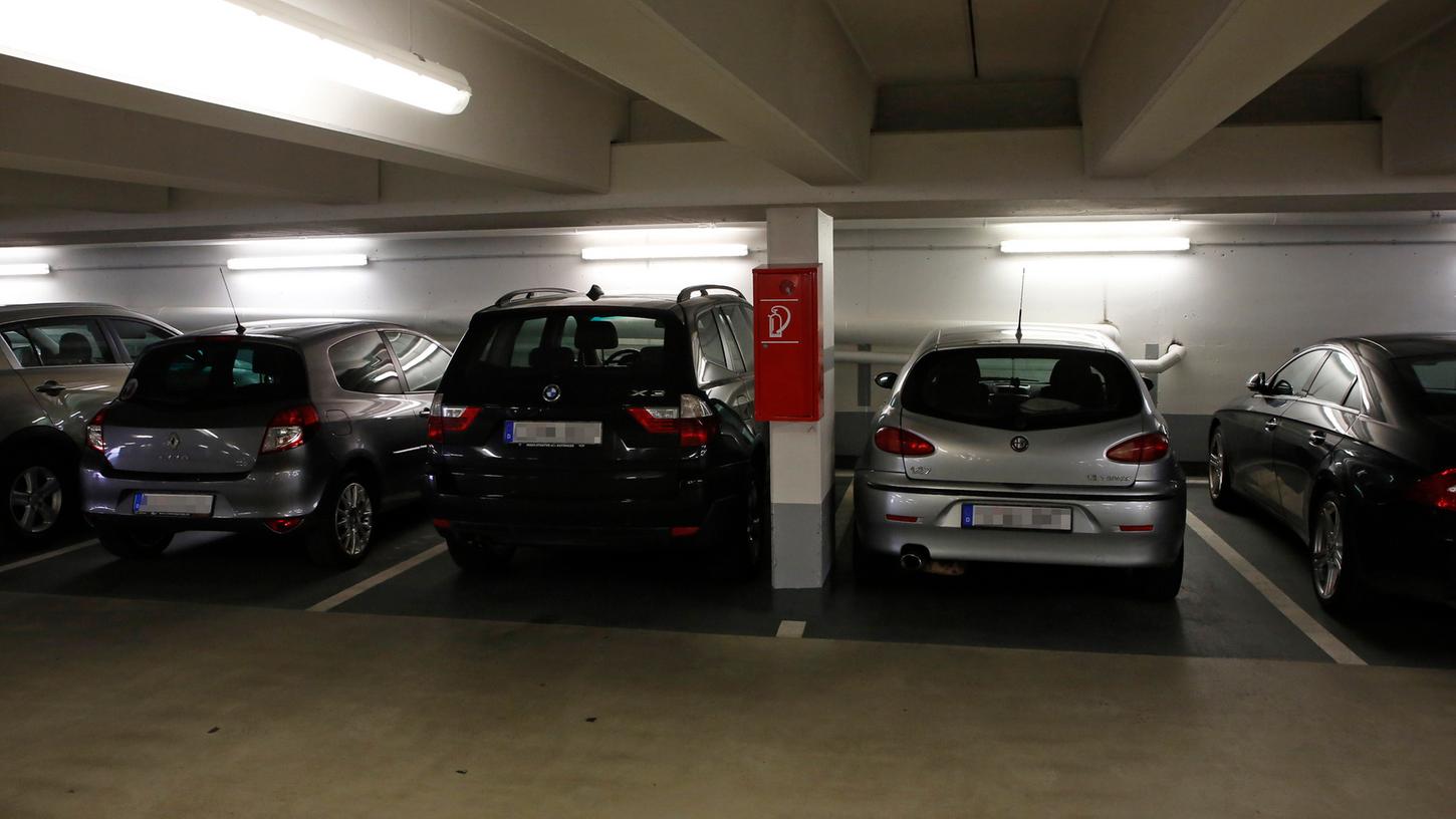 Neben einem SUV wird es eng: In Nürnbergs Parkhäusern herrscht Platznot. Neben einem SUV wird es eng: In Nürnbergs Parkhäusern herrscht Platznot.