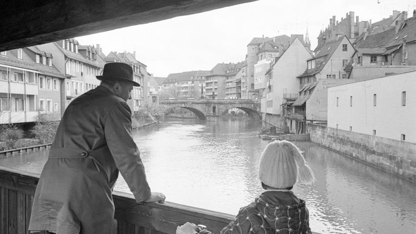 ROMANTISCH zeigt sich das alte Stadtbild mit Giebeln, Erkern, Brückenbogen und Turmspitzen. Hier geht es zum Artikel vom 24. April 1966: "Auge und Ohr Deutschlands"