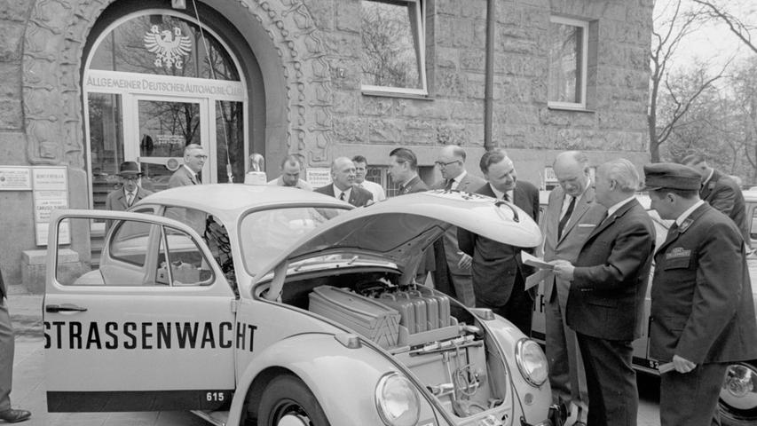 Vor dem ADAC-Haus überreichten der 1. Gauvorsitzende Hans Richter und Geschäftsführer Fritz König den Führern die Kfz_Briefe der drei Hilfswagen für den Pannendienst. Hier geht es zum Artikel vom 25. April 1966
